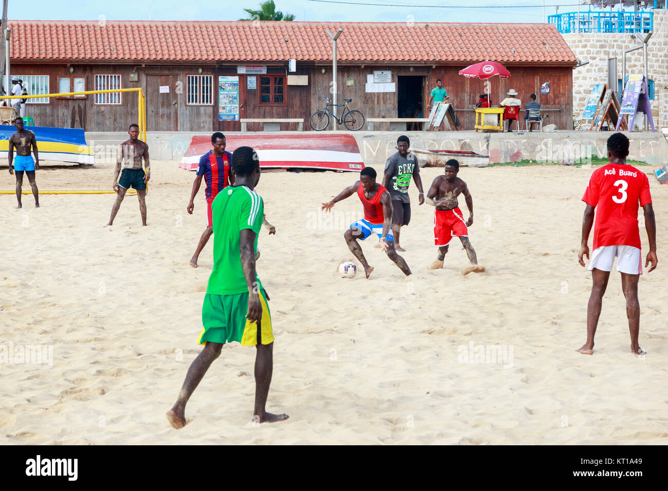 Lokale Männer Fußball spielen am Strand von Santa Maria, Insel Sal, Salina, Kap Verde, Afrika Stockfoto