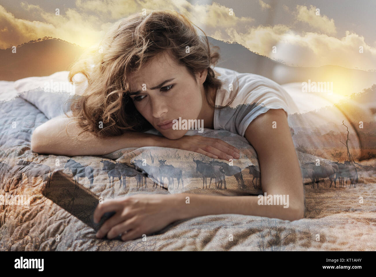 Nachdenkliche Frau verbringen Wochenende auf dem Bett Stockfoto