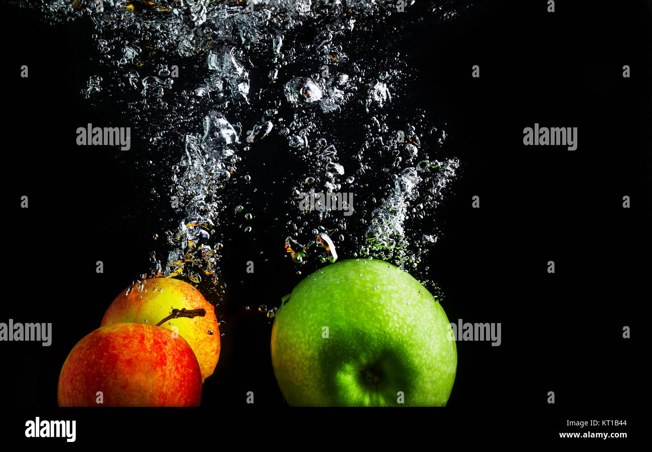 Äpfel im Wasser Stockfoto