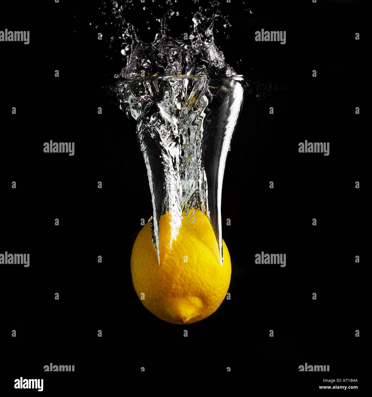 Zitrone in Wasser Stockfoto