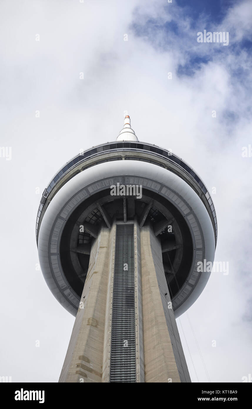 CN Tower gesehen von unten, Toronto, Ontario, Kanada. Stockfoto