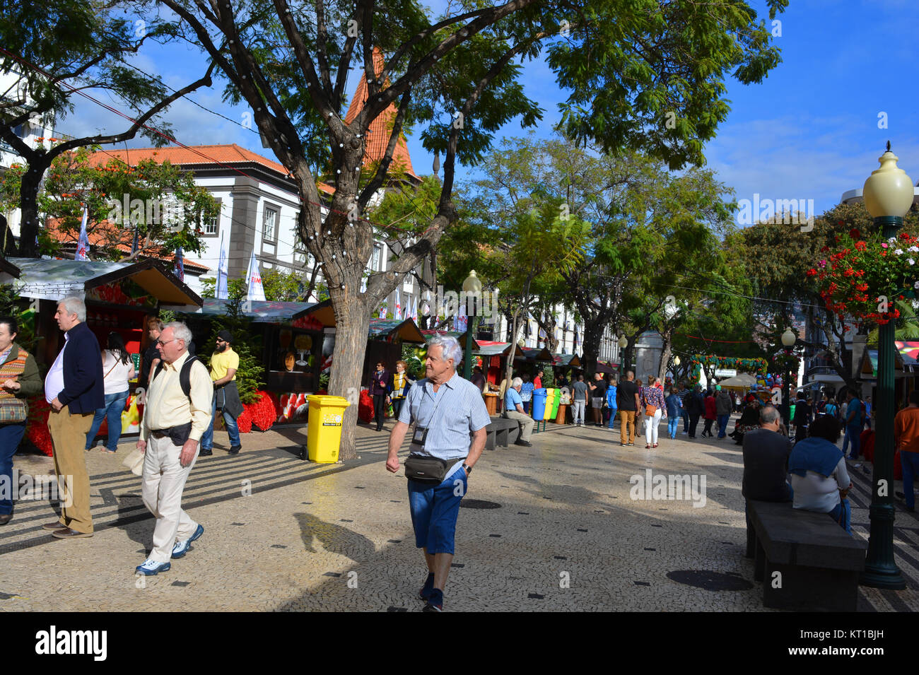 Ältere Männer auf dem Weihnachtsmarkt in der Avenida Arriaga, Funchal, Madeira, Portugal Stockfoto