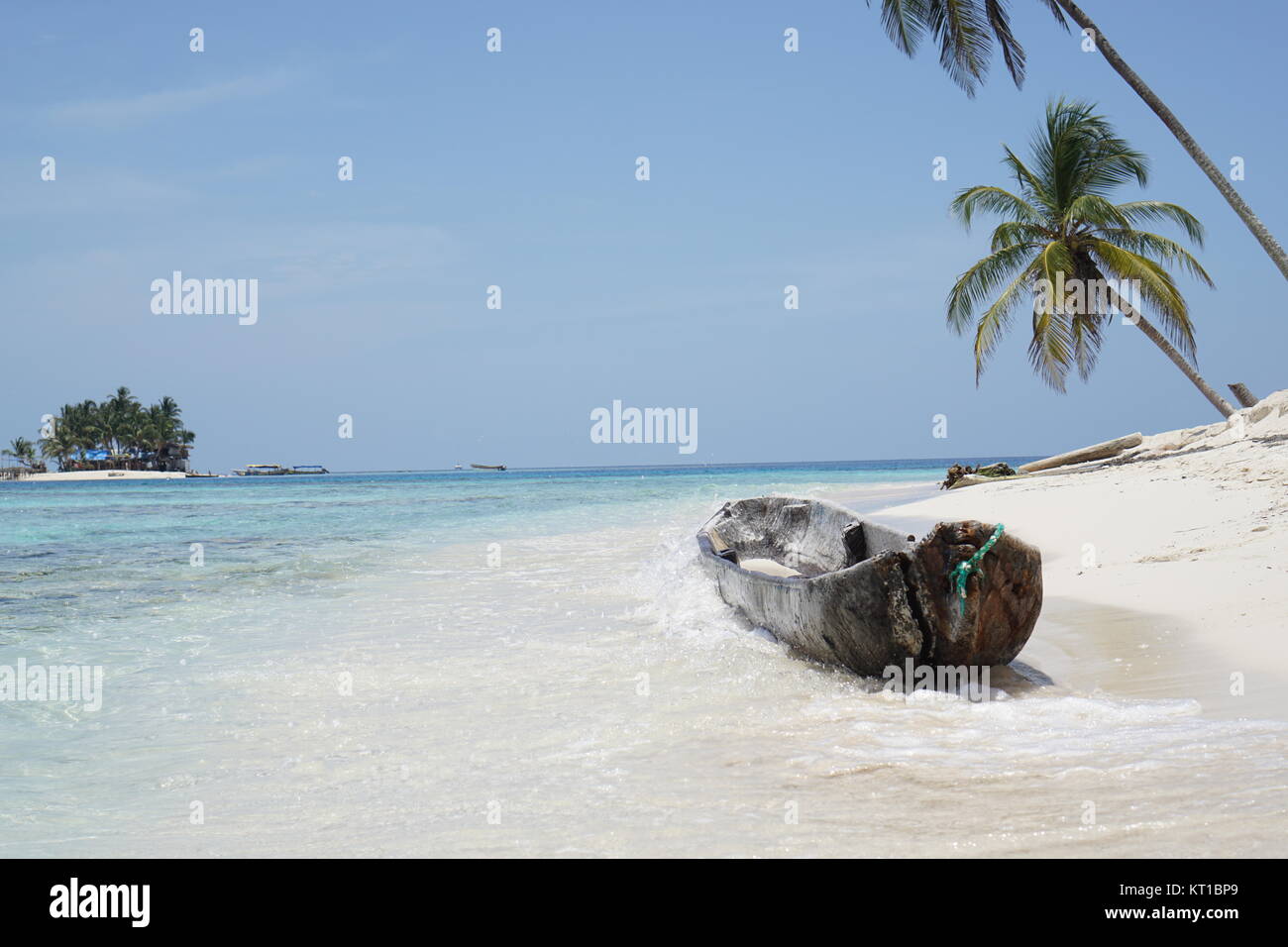 Kleines holzboot am traumhaften Strand mit klarem, blauen Wasser der Karibik auf der San Blas Inseln, Panama Stockfoto