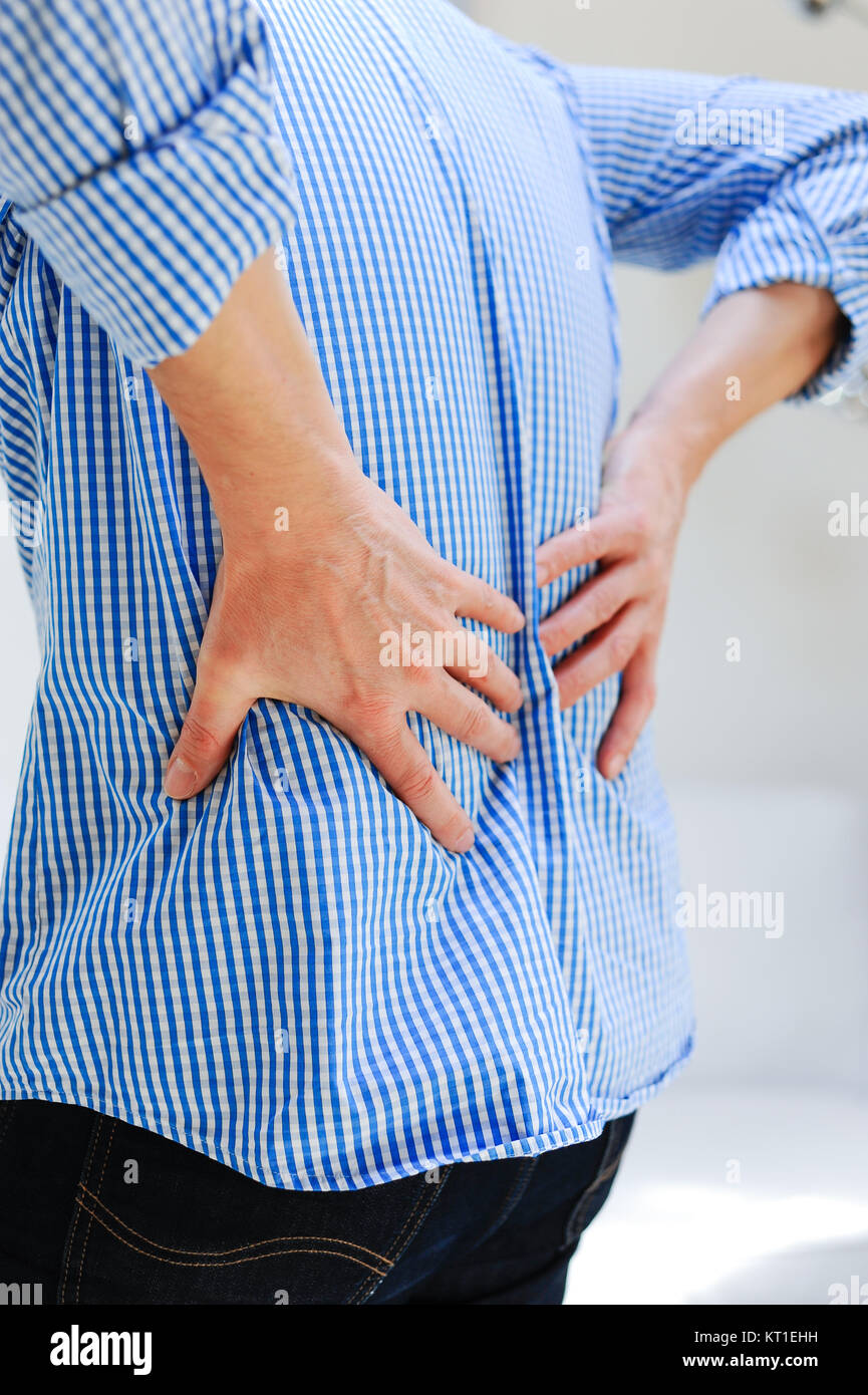 Ein Betrieb seinen Rücken schmerzen Stockfoto