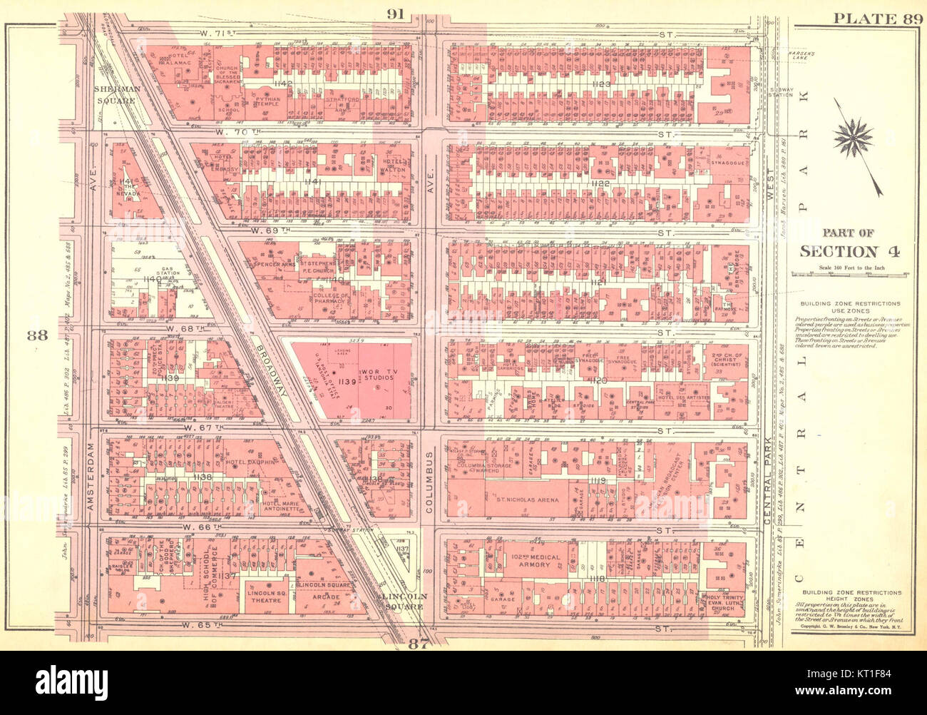 Dies bezieht sich auf eine Vintage-Werbetafel aus Bromley Manhattan, die 1955 veröffentlicht wurde. Die Platte ist ein Sammlerstück, das die amerikanische Werbekultur und das Design der Mitte des 20. Jahrhunderts repräsentiert. Stockfoto