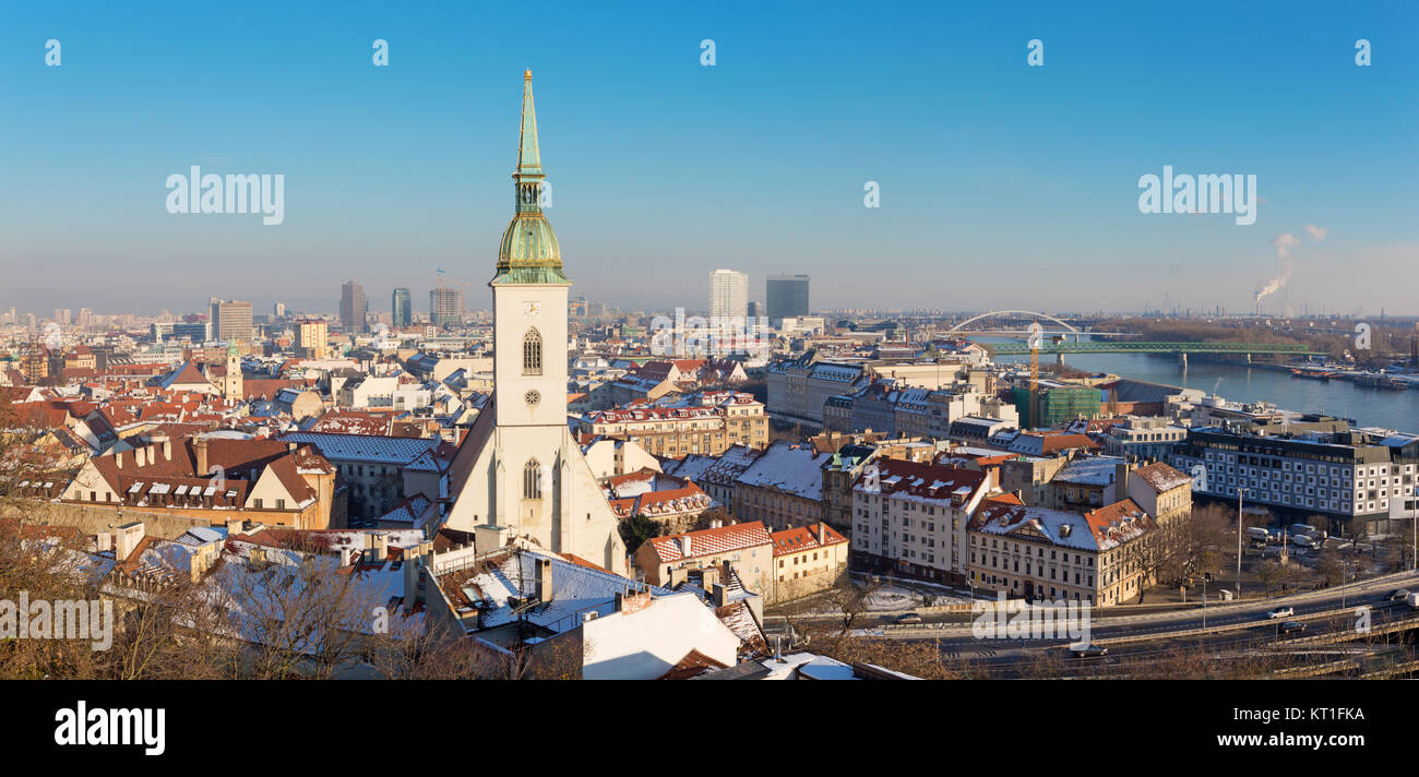 Bratislava - Panoramablick auf die Skyline der Stadt vom Schloss mit der St. Martins Dom. Stockfoto