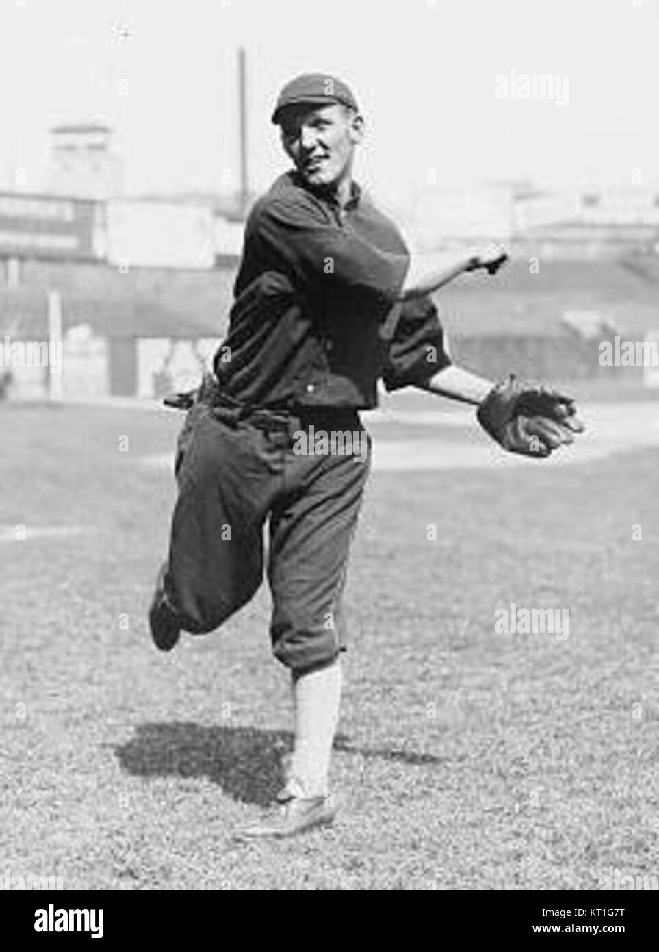 Buck Weaver war ein professioneller Baseballspieler, der für die Chicago White Sox spielte. Er wurde besonders für seine Beteiligung am Black Sox Skandal von 1919 in Erinnerung gerufen, der zu seiner Verbannung aus der Major League Baseball führte. Stockfoto