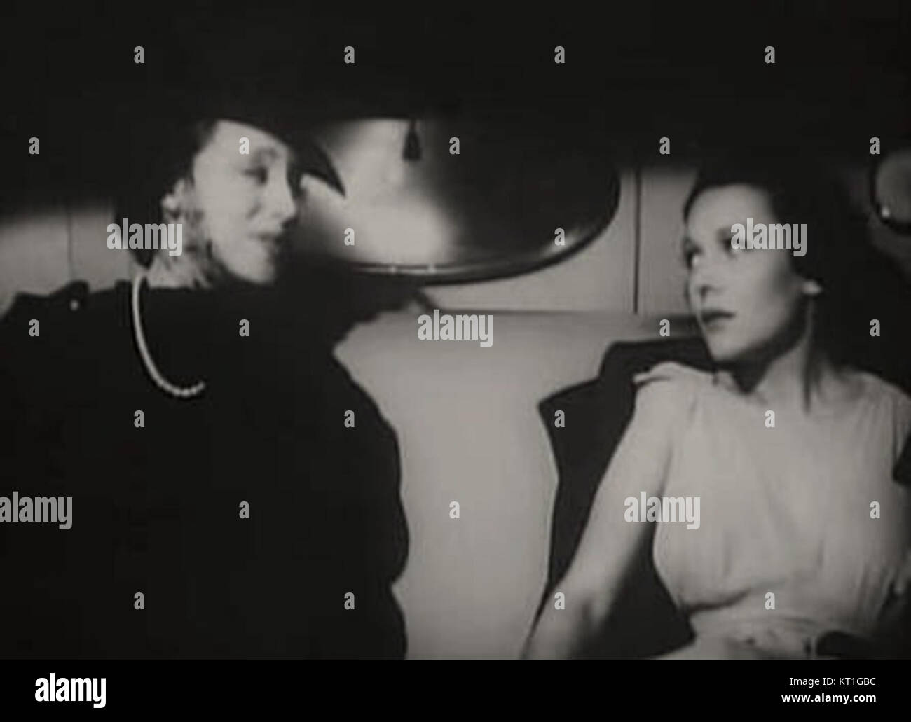 *Bulldog Drummond Comes Back* (1937) ist ein britischer Geheimfilm mit dem legendären Detektiv Captain Hugh 'Bulldog' Drummond. Dieser Film ist Teil einer Reihe von Drummond-Filmen, die auf den Romanen von Herman C. McNeile basieren und Drummonds abenteuerliche und heroische Qualitäten zeigen. Stockfoto