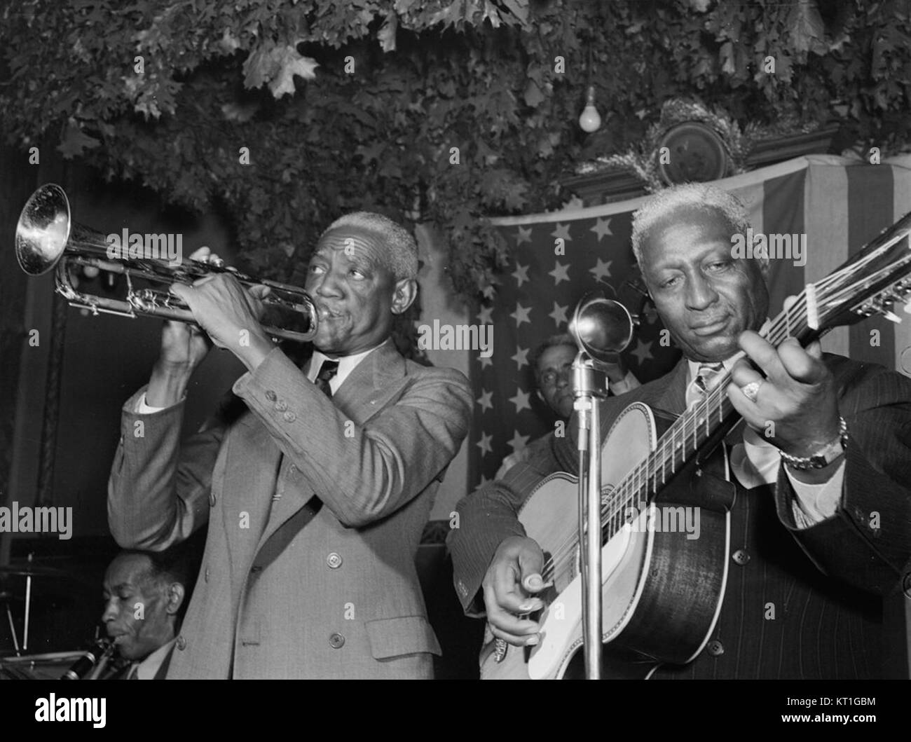 Bunk Johnson, Leadbelly, George Lewis und Alcide Pavageau sind Musiker, die für ihre Beiträge zu Jazz und Blues bekannt sind. Ihre Arbeit im frühen 20. Jahrhundert beeinflusste die Entwicklung amerikanischer Musikgenres. Stockfoto