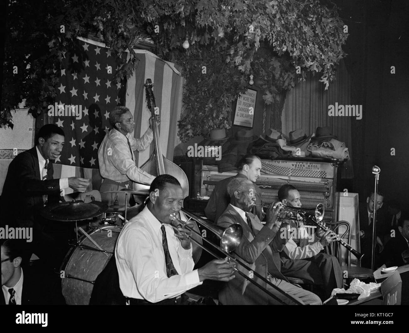 Dieses Foto zeigt die Jazzmusiker Bunk Johnson, George Lewis, Alcide Pavageau, Kaiser Marshall, Jim Robinson, und Don Ewell im Stuyvesant Casino in New York im Juni 1946. Es zeigt einen Moment in der reichen Geschichte der amerikanischen Jazzmusik. Stockfoto