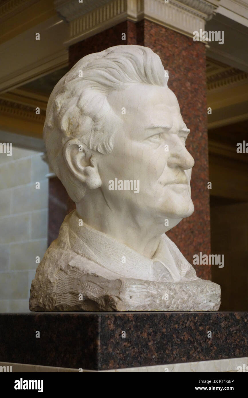 Die Büste von Robert M. La Follette Sr., geschaffen von Jo Davidson, steht im Kapitol von Wisconsin. La Follette war ein prominenter amerikanischer Politiker, der für seine fortschrittlichen Ansichten und seine Befürwortung von Sozialreformen bekannt war. Stockfoto