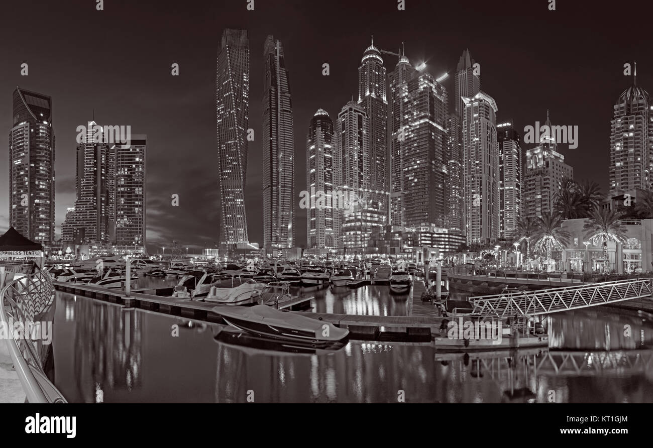 DUBAI, Vereinigte Arabische Emirate - 25. März 2017: Am Abend, die, den Marina thront. Stockfoto