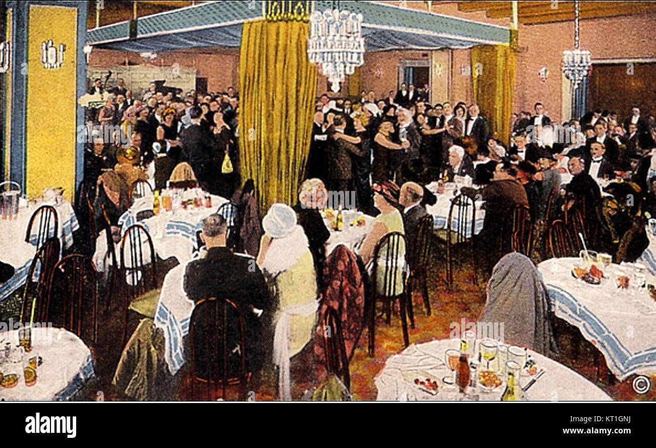 Das Innere des Café Montmartre, eines historischen Cafés in Paris, ist bekannt für sein künstlerisches Ambiente und seine kulturelle Bedeutung. Bekannt für seine Verbindung mit berühmten Künstlern und Schriftstellern, diente das Café Anfang des 20. Jahrhunderts als Drehscheibe für Pariser Intellektuelle. Stockfoto