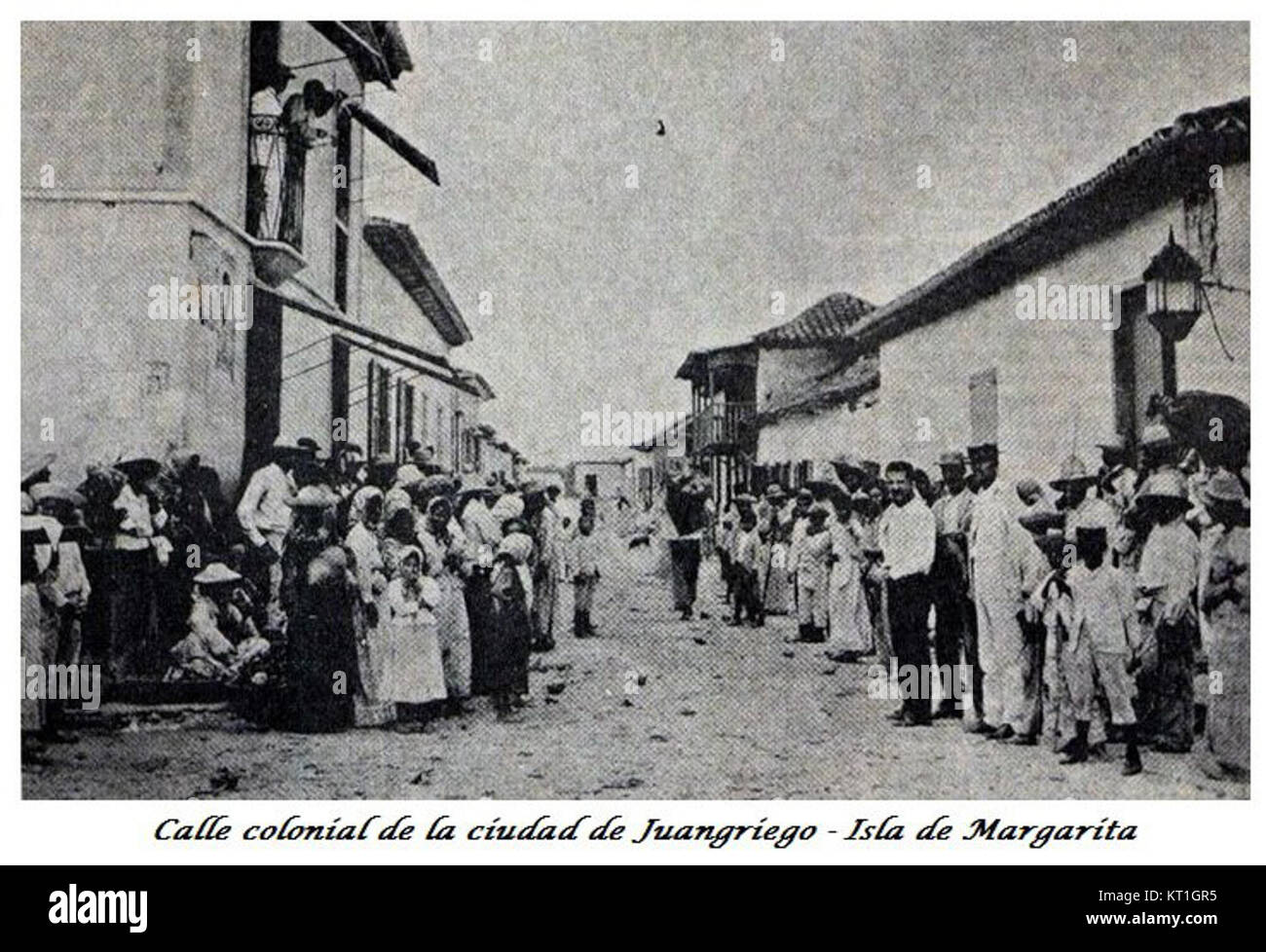 Die Calle Aurora in Juan Griego, Venezuela, ist eine Straße, die für ihre einzigartige Architektur und das pulsierende lokale Leben bekannt ist, wie auf diesem Foto aus dem Jahr 2012 zu sehen ist, das die lebhafte Atmosphäre einfängt. Stockfoto