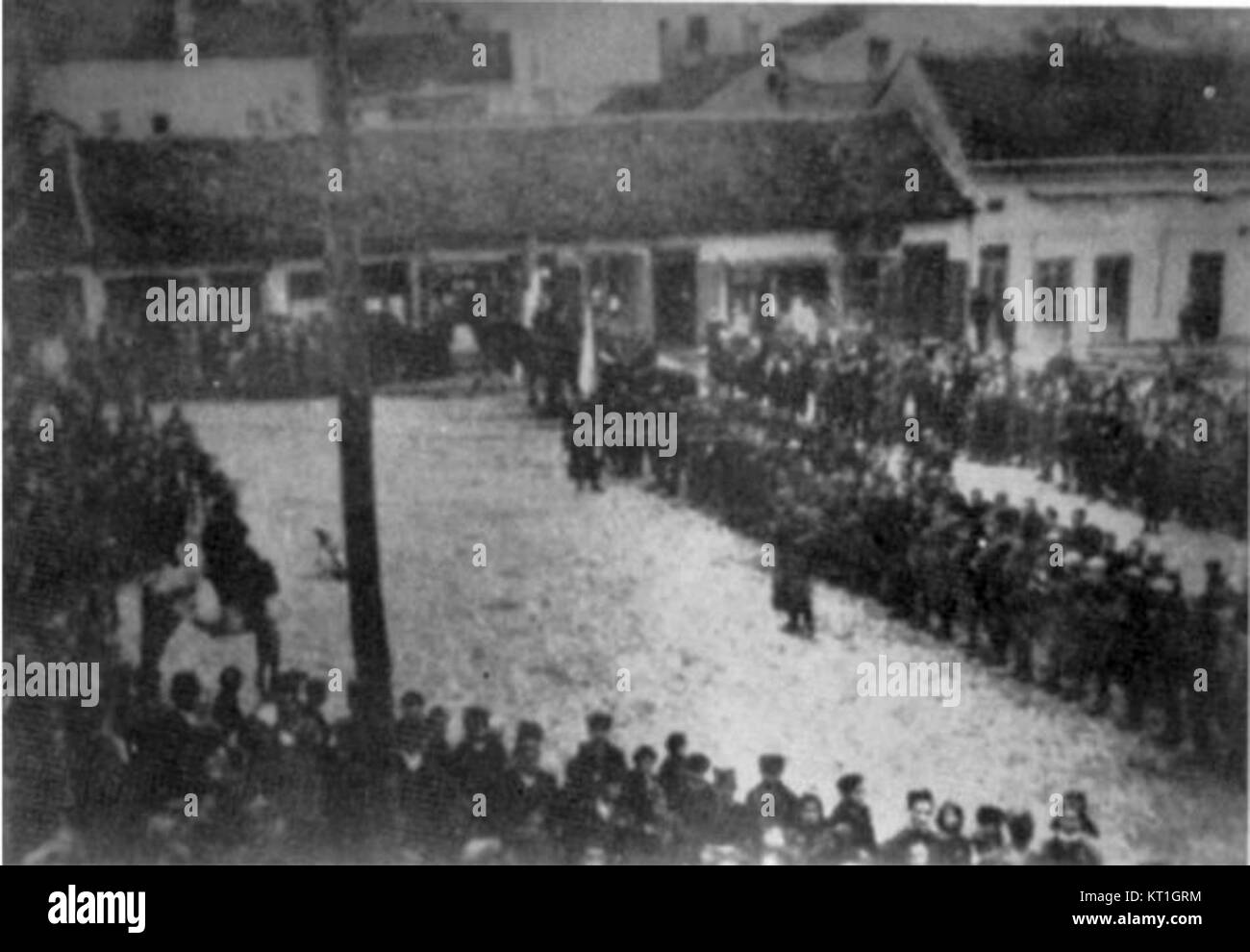 Dieses Foto vom 25. September 1941 zeigt Partisanen während der Partisanenparade in Uzice, Jugoslawien, ein bedeutendes Ereignis in der Geschichte des Zweiten Weltkriegs. Stockfoto