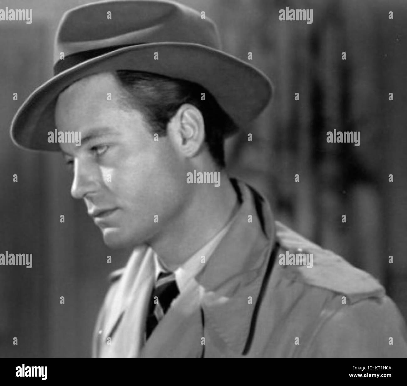 DeForest Kelley, ein US-amerikanischer Schauspieler, der vor allem dafür bekannt ist, Dr. Leonard McCoy in der Star Trek-Serie zu porträtieren, fotografiert 1947, um seine frühen Jahre in Hollywood festzuhalten. Stockfoto