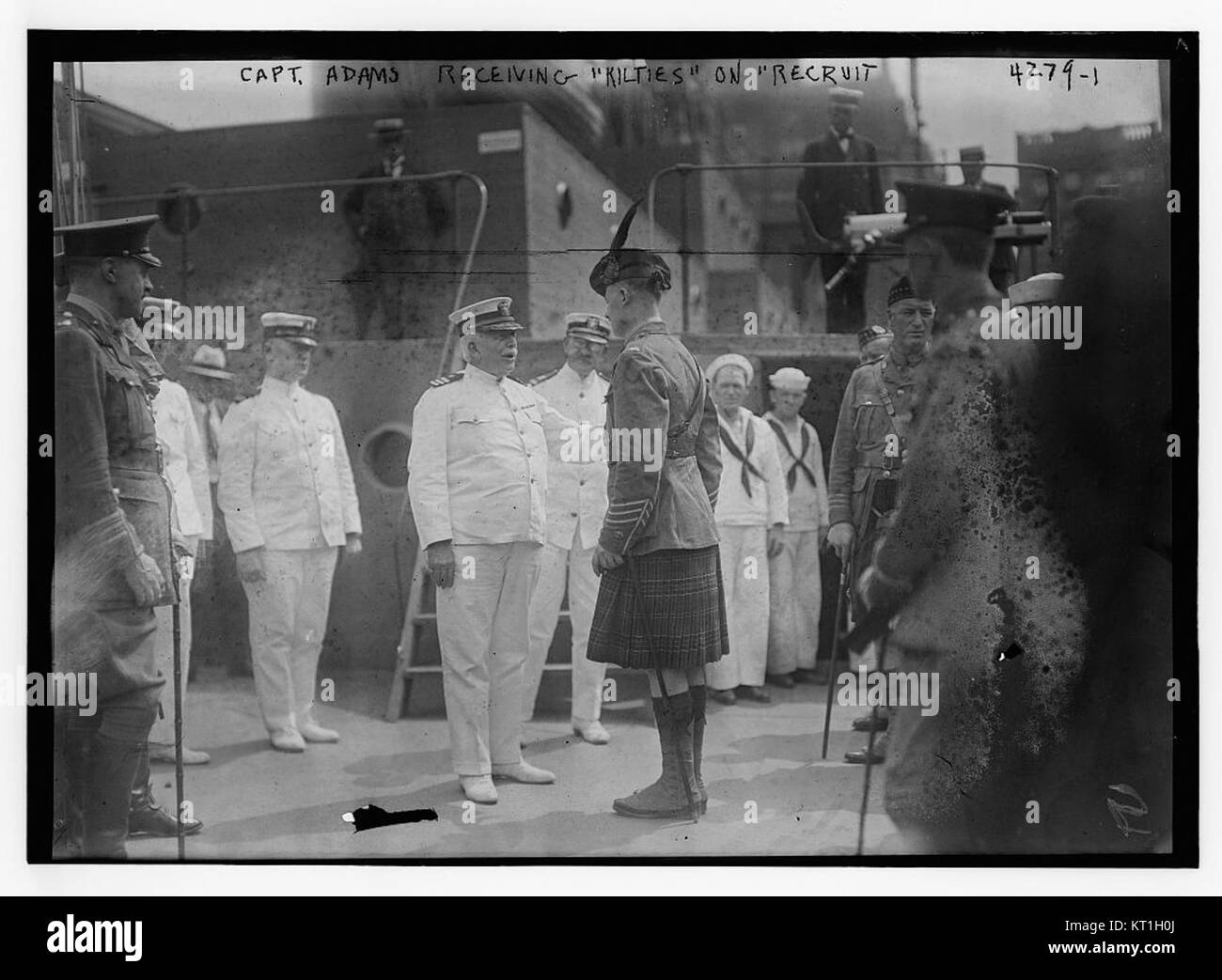 Captain Adams empfängt die Kilties, eine schottische Militäranlage, an Bord der USS Recruit, einem Marinetraining-Schiff, das während des Ersten Weltkriegs für Rekrutierungen eingesetzt wurde Stockfoto