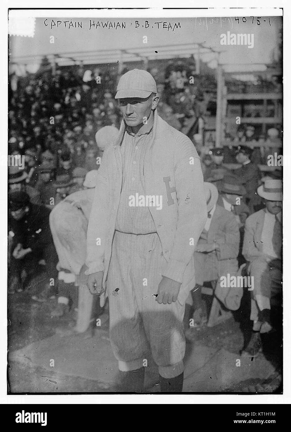 Foto von Captain Johnson, Teil des hawaiianischen Basketballteams, in Aktion aufgenommen. Das Bild zeigt einen Moment aus ihrem Basketballspiel, der die Bedeutung des Sports auf Hawaii widerspiegelt. Stockfoto