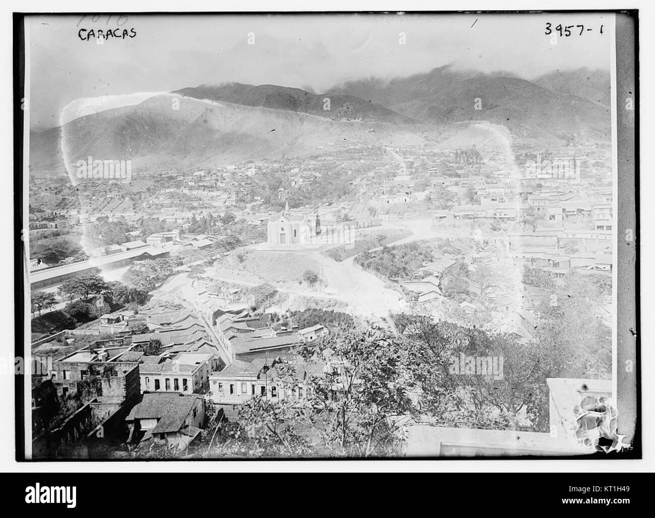 Das Foto zeigt einen Blick auf Caracus, eine pulsierende Stadt und Hauptstadt Venezuelas. Caracas ist bekannt für seine moderne Skyline, sein kulturelles Erbe und seine reiche Geschichte und ist ein bedeutender wirtschaftlicher und politischer Mittelpunkt Südamerikas. Stockfoto
