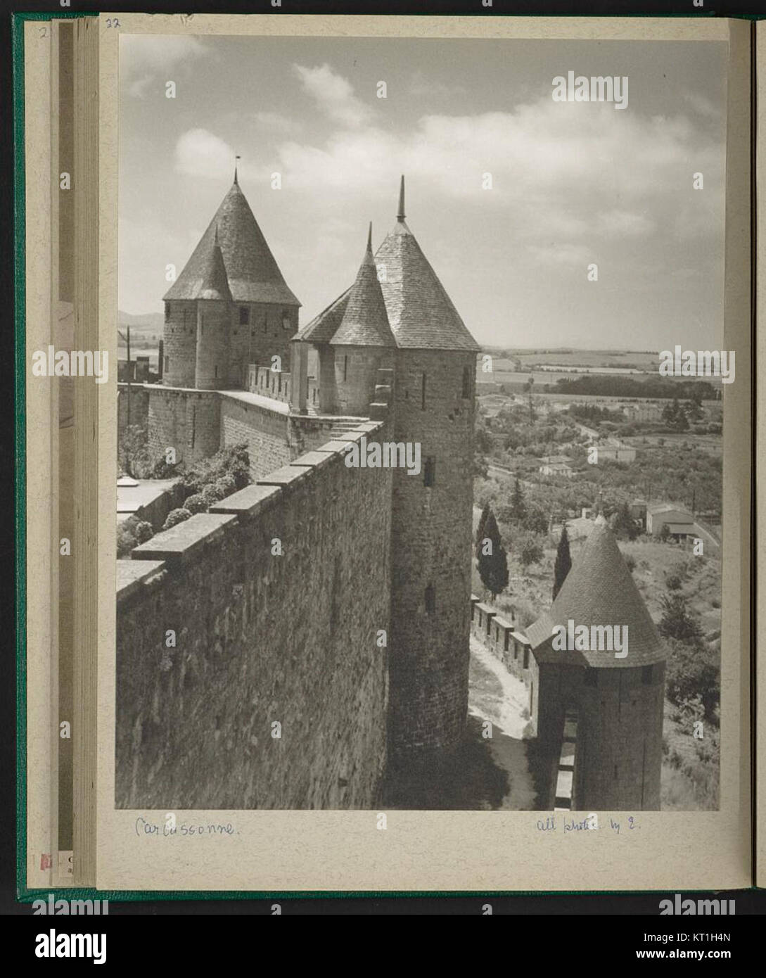 Ein historisches Bild von Carcassonne, Frankreich, das die mittelalterlichen Befestigungen der Stadt zeigt. Das Bild zeigt die gut erhaltene Burg und Mauern, die ein Zeugnis für die strategische Bedeutung der Stadt im Mittelalter sind. Stockfoto
