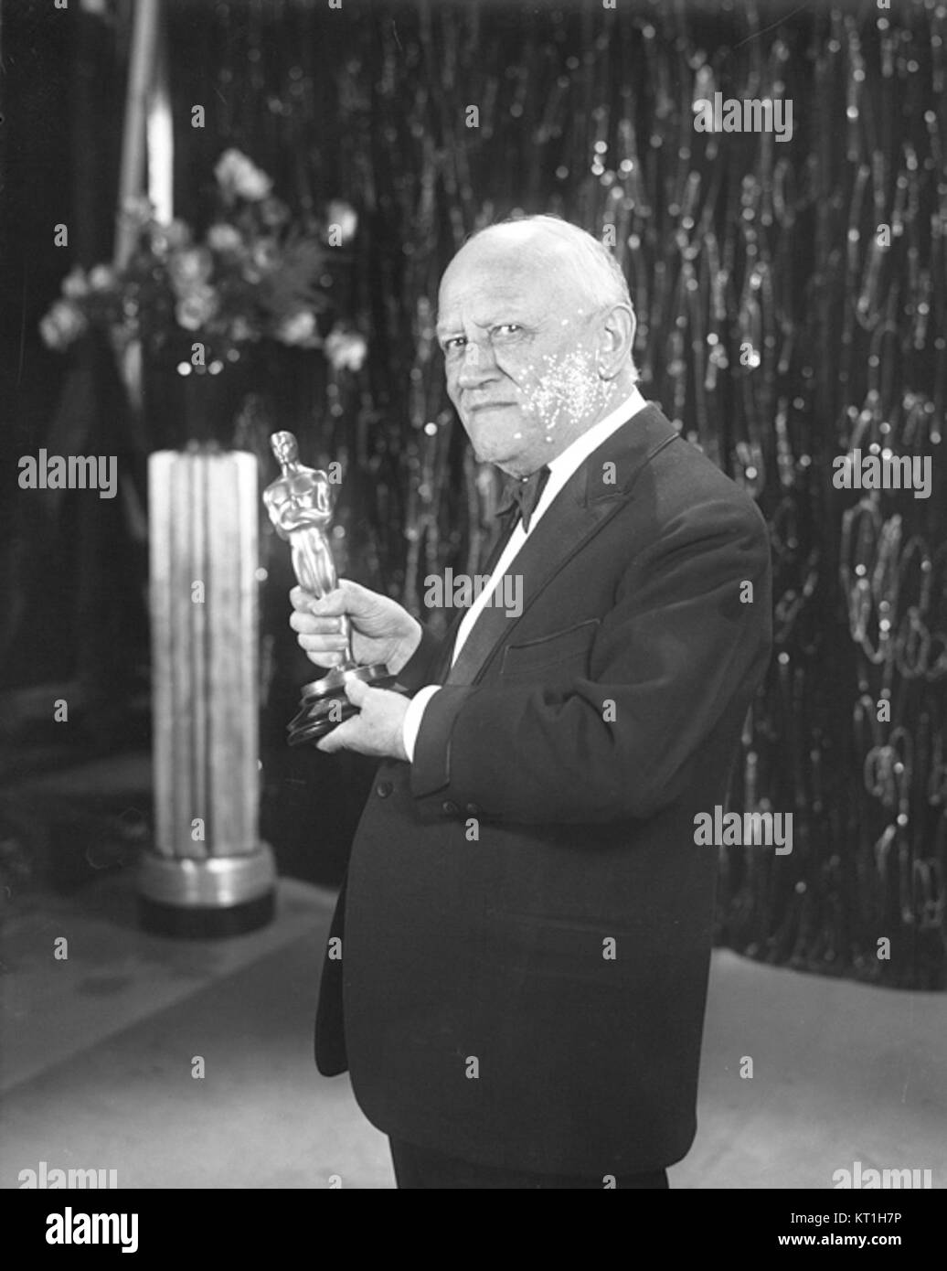 Carl Laemmle Holding einen Oscar Trophy, 1930 Stockfoto