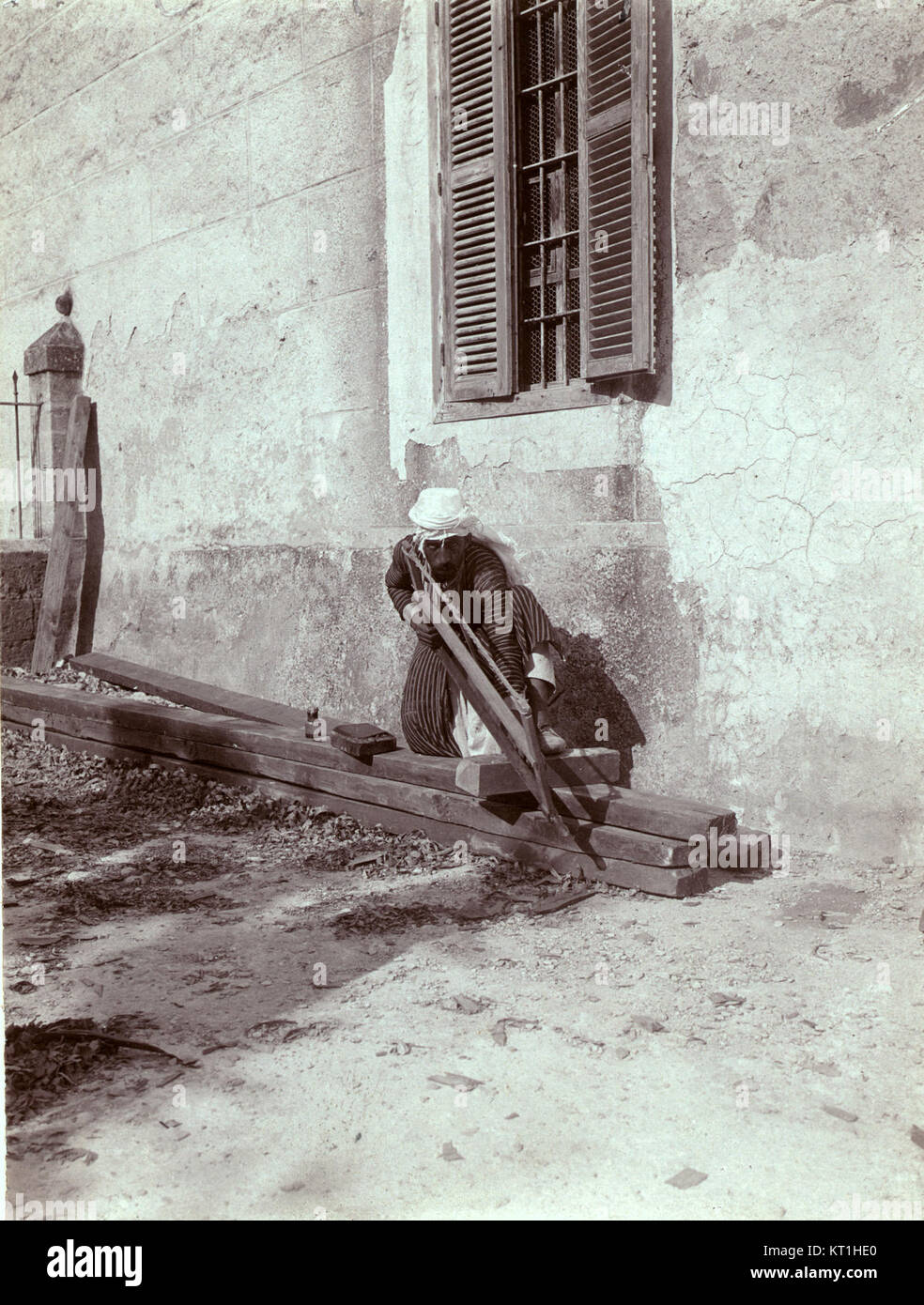 Carpenter of Nazareth ist ein Gemälde von William Herman Rau, das das Leben Jesu Christi in einem biblischen Kontext darstellt. Das Werk veranschaulicht die Demut und Handwerkskunst, die mit Christi frühem Leben in Nazareth verbunden sind. Raaus künstlerischer Stil ist in der detaillierten Darstellung der Umgebung und Figur deutlich erkennbar. Stockfoto