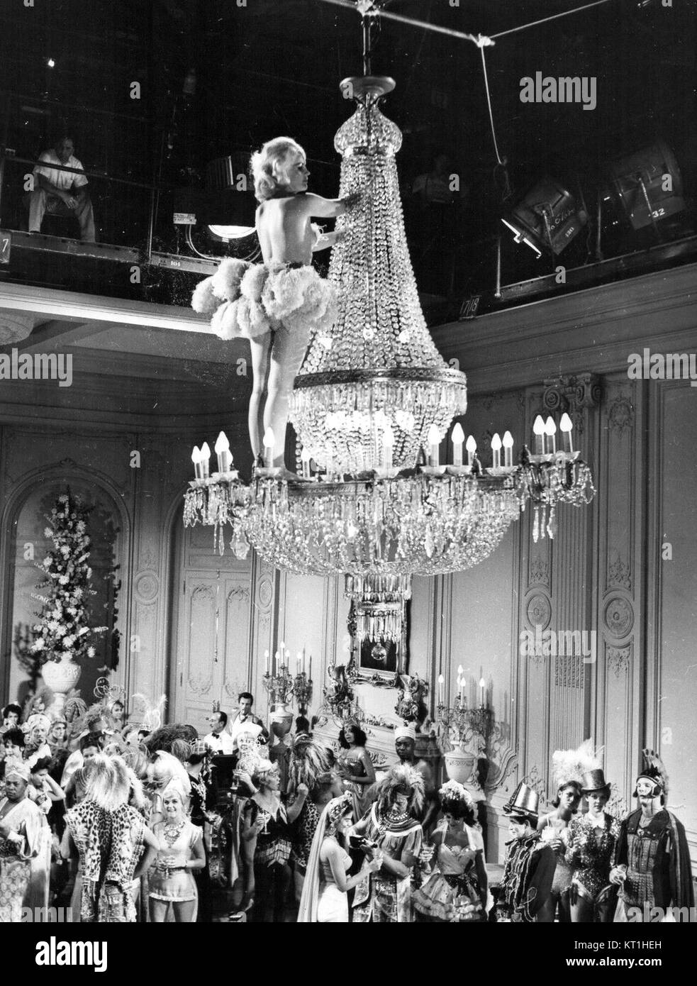 Ein Bild der Schauspielerin Carroll Baker mit einem Kronleuchter, aufgenommen während der Dreharbeiten von The Carpetbaggers, einem Film, der 1964 veröffentlicht wurde. Stockfoto