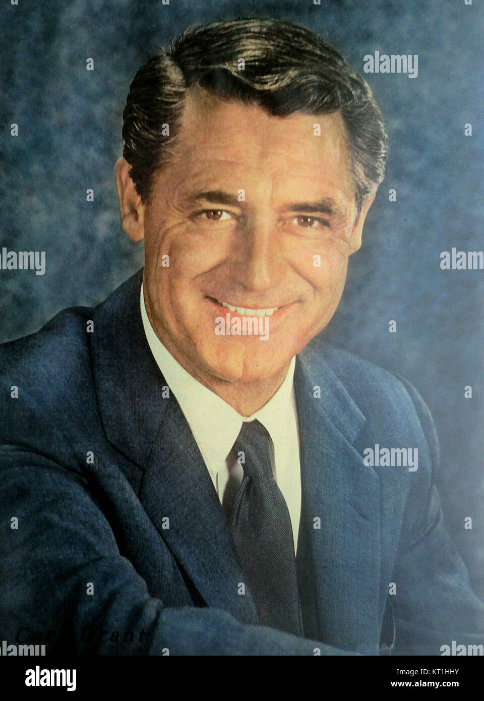 Ein klassisches Porträt von Cary Grant aus dem Jahr 1955, einem der berühmtesten Schauspieler Hollywoods. Bekannt für seine Rollen in zahlreichen Filmen wurde Grant im 20. Jahrhundert zu einer kulturellen Ikone. Stockfoto