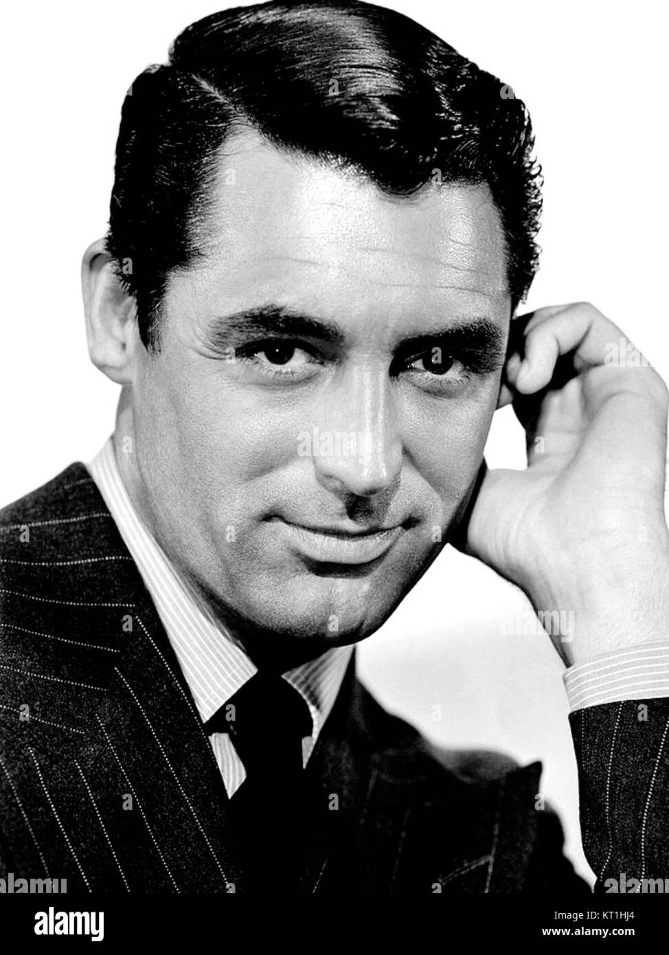 Cary Grant, ein bekannter britisch-amerikanischer Schauspieler, wird in einem zugeschnittenen Bild festgehalten, das seinen ikonischen Stil und seinen Status in Hollywood während seiner Karriere zeigt. Stockfoto