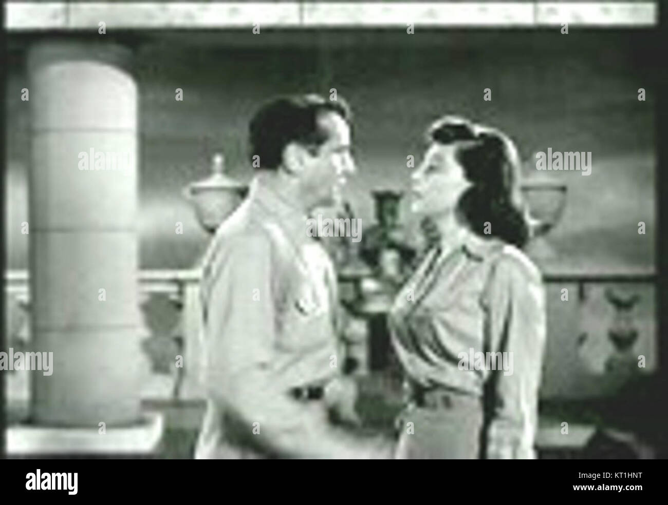 „Cat Women of the Moon“ ist ein Science-Fiction-Film aus dem Jahr 1953, der für die Darstellung von Astronauten in einem Mondabenteuer bekannt ist. Der Film ist ein bemerkenswertes Beispiel für das Science-fiction-Kino der Mitte des 20. Jahrhunderts. Stockfoto