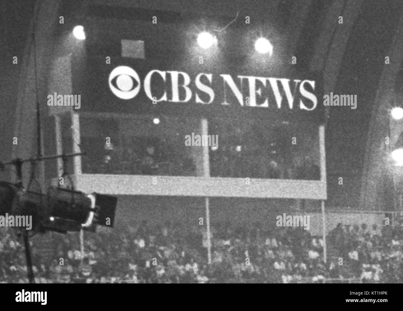 Der Stand der CBS News auf der Democratic National Convention 1964 diente als zentraler Ort für Live-Übertragungen und gab nationale Updates und politische Einblicke während der Veranstaltung. Stockfoto
