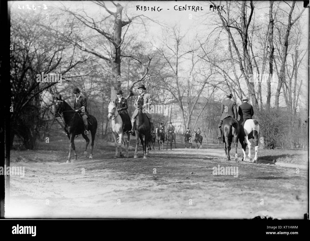 Ein Foto, das eine Szene im Central Park, New York City, aufnimmt und die natürliche Schönheit und urbane Umgebung des Parks unterstreicht. Stockfoto