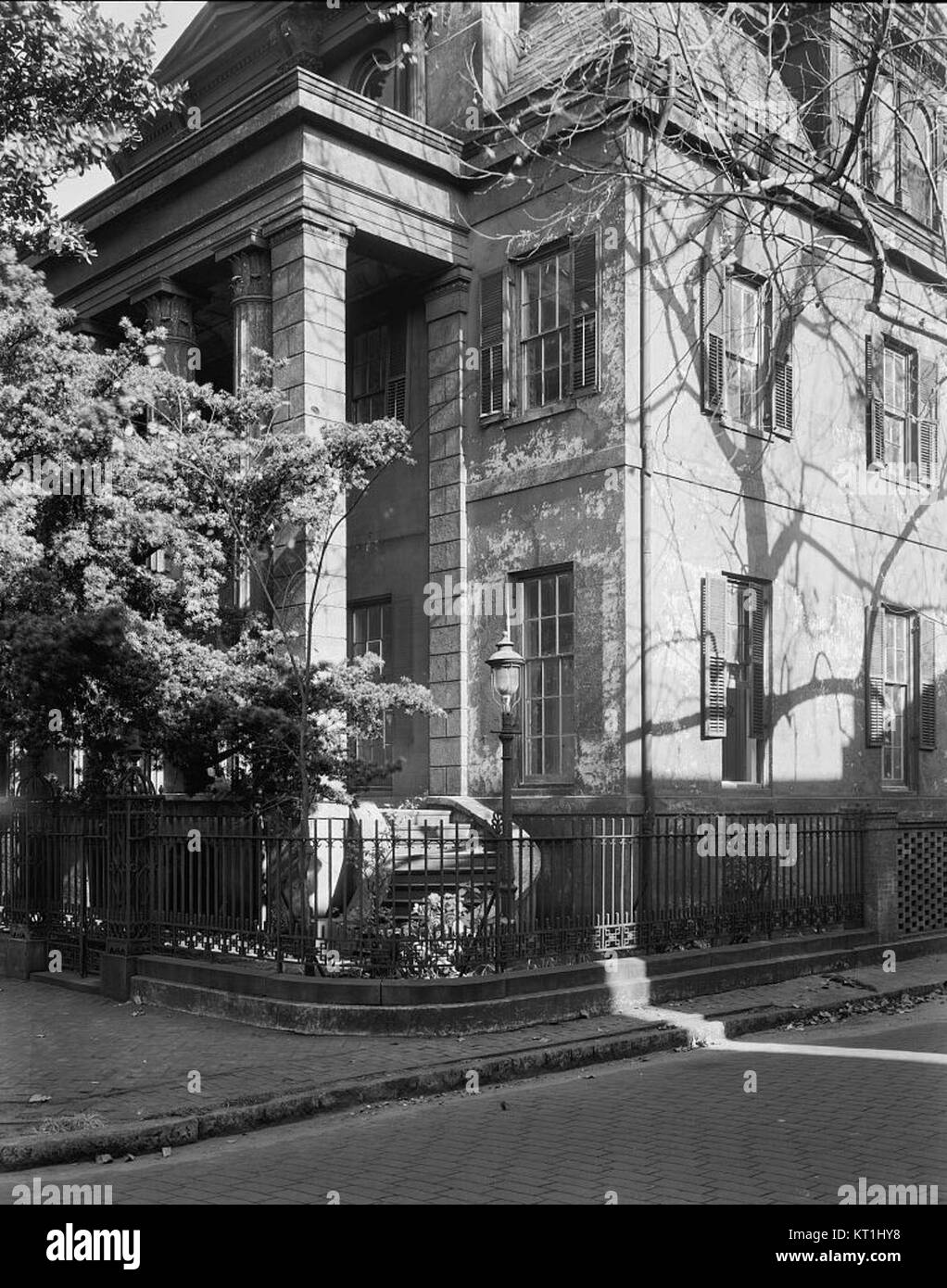 Das Champion-McAlpin-Fowlkes-Haus, 230 Barnard Street in Savannah, Georgia, ist ein Beispiel für die historische Architektur des Südens. Das im Chatham County gelegene Haus ist Teil des reichen architektonischen Erbes der Stadt und spiegelt die Designstile der damaligen Zeit wider. Stockfoto