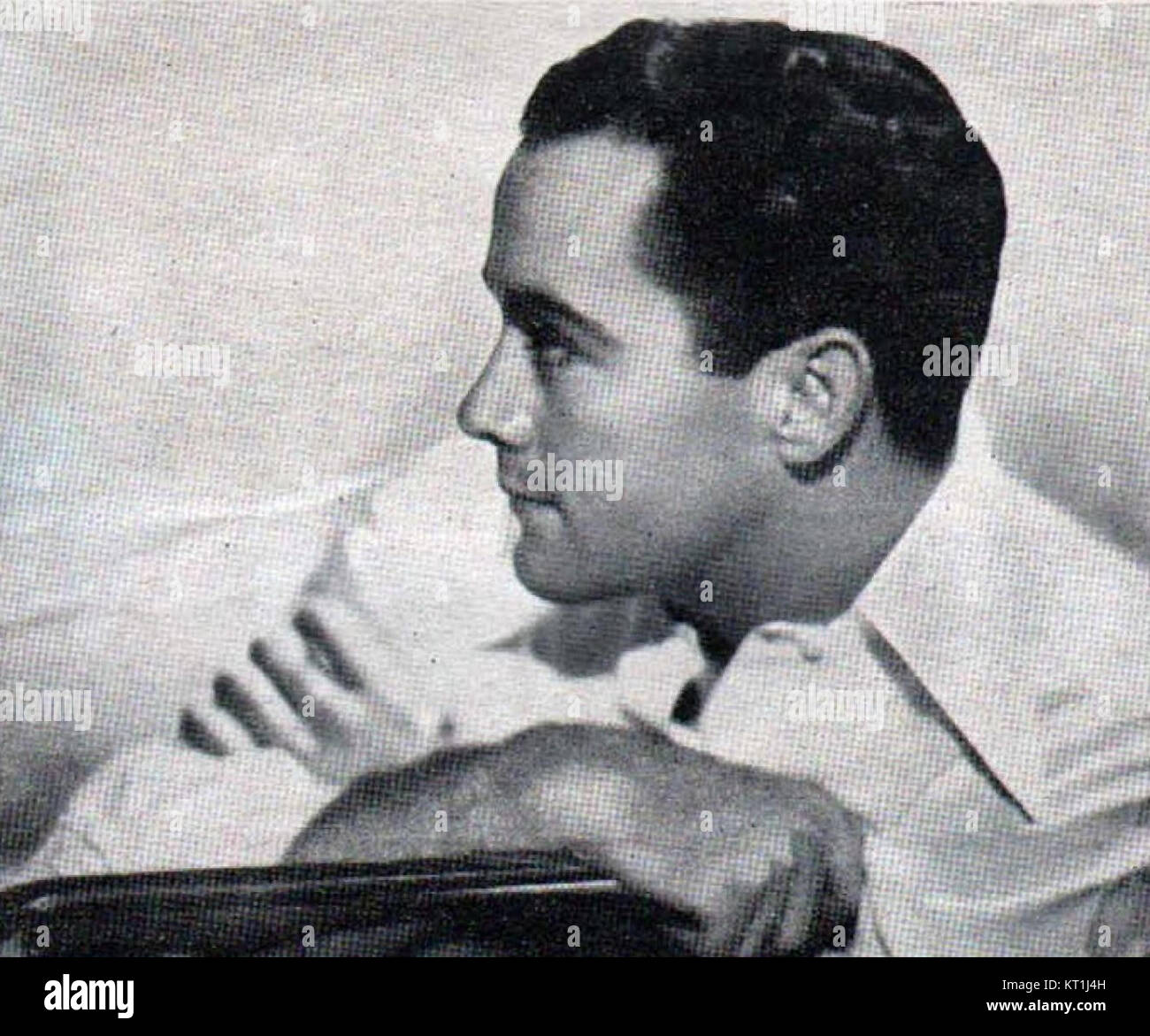 Charles Buddy Rogers war ein US-amerikanischer Schauspieler und Musiker, der für seine Rolle im Stummfilm Wings berühmt war. Seine Karriere erstreckte sich über mehrere Jahrzehnte und trug in seinen frühen Jahren maßgeblich zu Hollywood bei. Rogers wurde zu einer prominenten Persönlichkeit in der Film- und Musikindustrie. Stockfoto