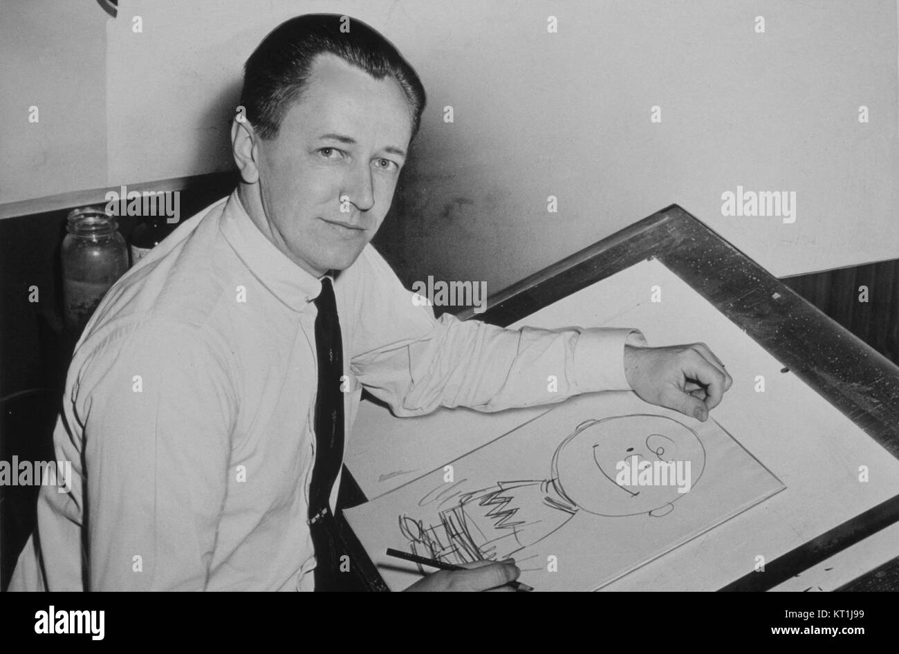 Charles Schulz war ein einflussreicher US-amerikanischer Karikaturist, der vor allem für den legendären Comic „Peanuts“ bekannt war. Seine Arbeit wird weiterhin für seine Auswirkungen auf die Populärkultur und ihre geliebten Charaktere wie Snoopy, Charlie Brown und Linus gefeiert. Stockfoto