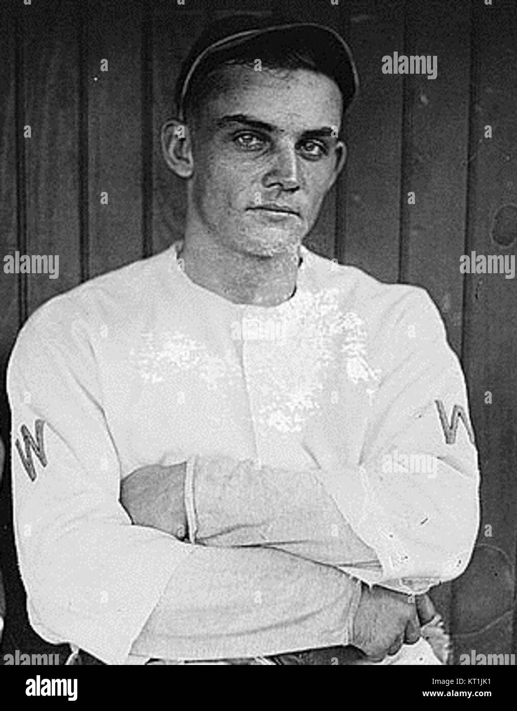 Chick Gandil, ein ehemaliger professioneller Baseballspieler, wird während eines Spiels 1913 im Dugout gesehen, bekannt für seine Beteiligung am berüchtigten Black Sox Skandal von 1919. Stockfoto