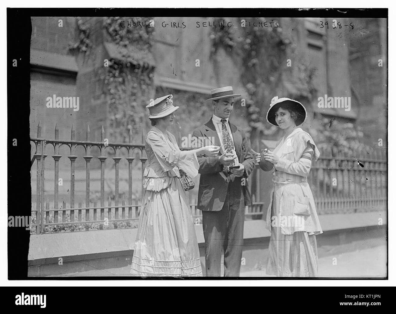 „Chorus Girls, die Tickets verkaufen“ ist ein Foto, auf dem Künstler, die Tickets verkaufen, aufgenommen werden, wahrscheinlich für eine Theaterproduktion. Das Bild bietet einen Einblick in historische Theatermarketing-Praktiken. Stockfoto
