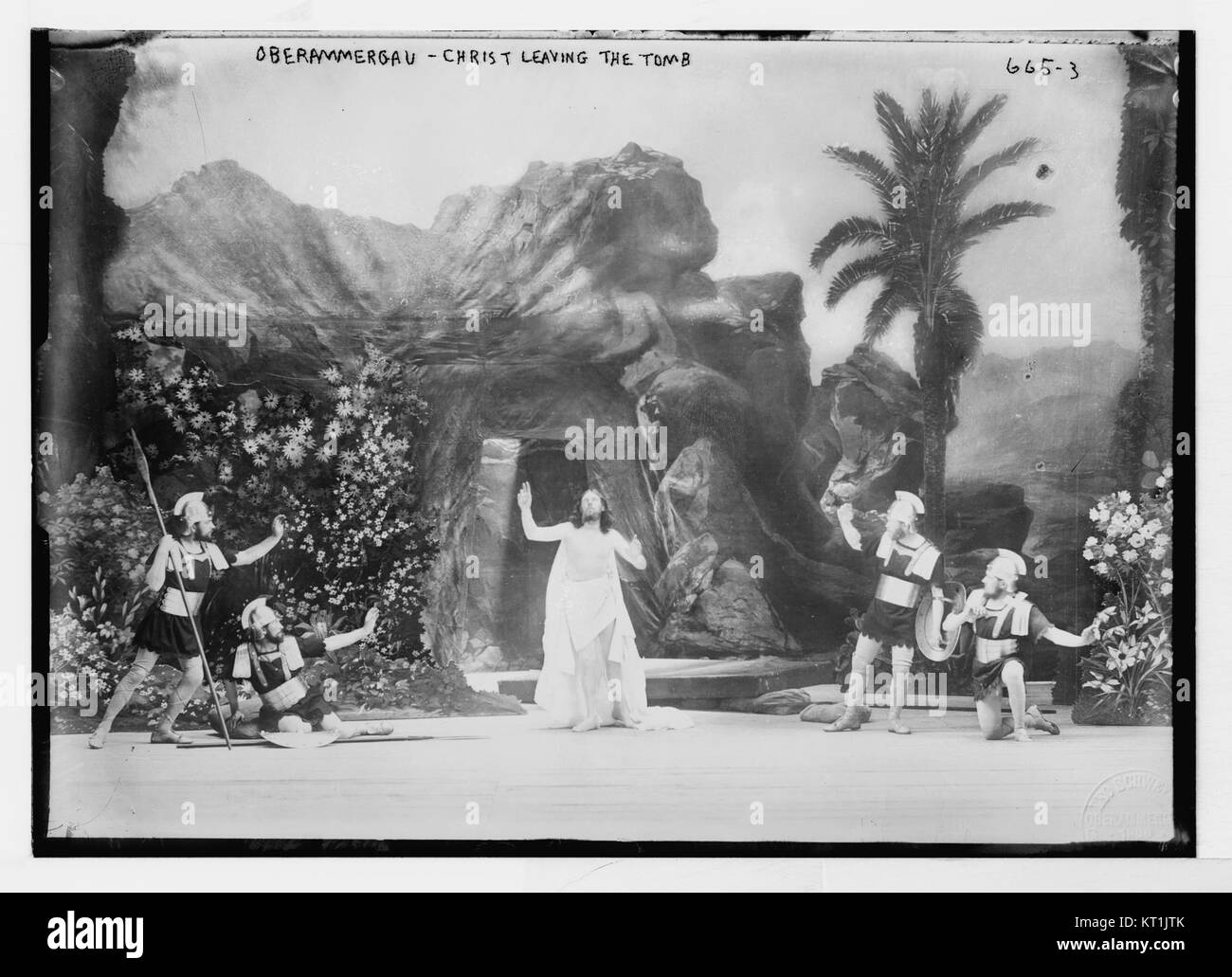 Diese historische Szene aus dem Oberammergauer Passionsspiel von 1900 zeigt Christus, der das Grab verlässt. Oberammergaus Passionsspiel ist eine renommierte religiöse Performance, die jedes Jahrzehnt stattfindet und bekannt ist für seine Darstellung von Leben, Tod und Auferstehung Christi. Stockfoto