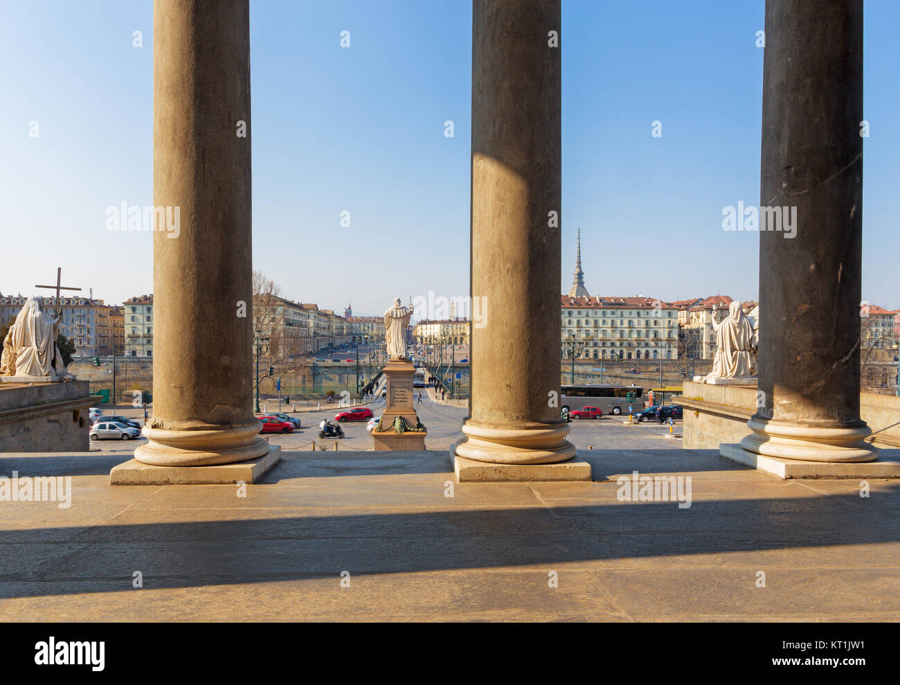 Turin - Die Brücke Vittorio Emaneule ich und die Stadt von der Vorhalle der Kirche Chiesa della San Madre di Dio. Stockfoto