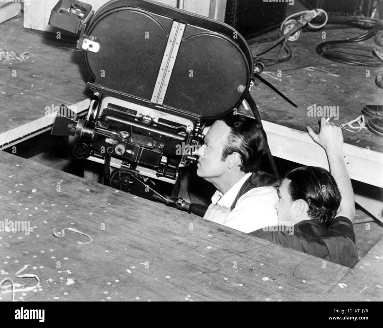 Dieses Bild ist ein Standbild aus *Citizen Kane*, einem US-amerikanischen Film von Orson Welles aus dem Jahr 1941. Der Film ist bekannt für seine innovative Kinematographie, einschließlich der Verwendung von Niedrigwinkelaufnahmen, die in der Filmgeschichte zu einem Wahrzeichen wurden. Stockfoto