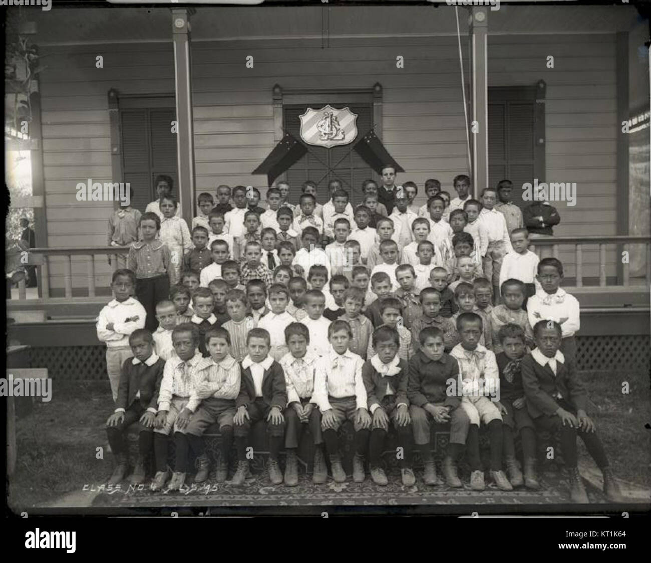Dieses Foto von Bruder Bertram fängt die Klasse der Nummer 4 am Saint Louis College ein. Das Bild bietet einen Einblick in das Bildungsumfeld und das damalige Studentenleben. Stockfoto