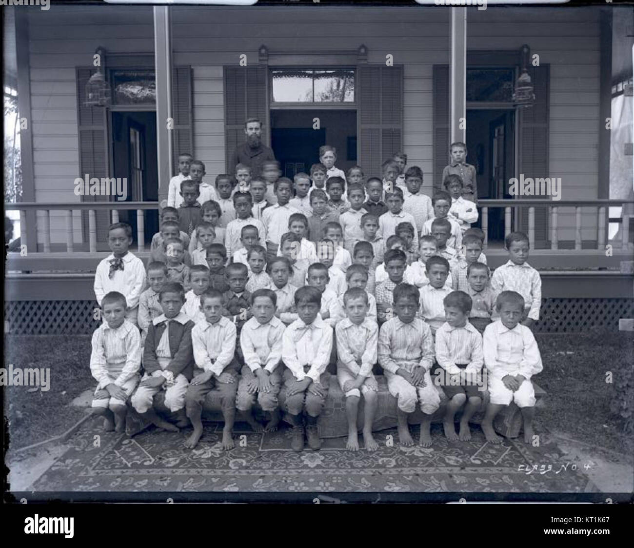 Dieses Foto, aufgenommen von Bruder Bertram, zeigt die Klasse der Nummer 4 am Saint Louis College. Das Bild fängt einen Moment des akademischen Lebens an der Hochschule ein, wahrscheinlich aus der Mitte des 20. Jahrhunderts. Stockfoto