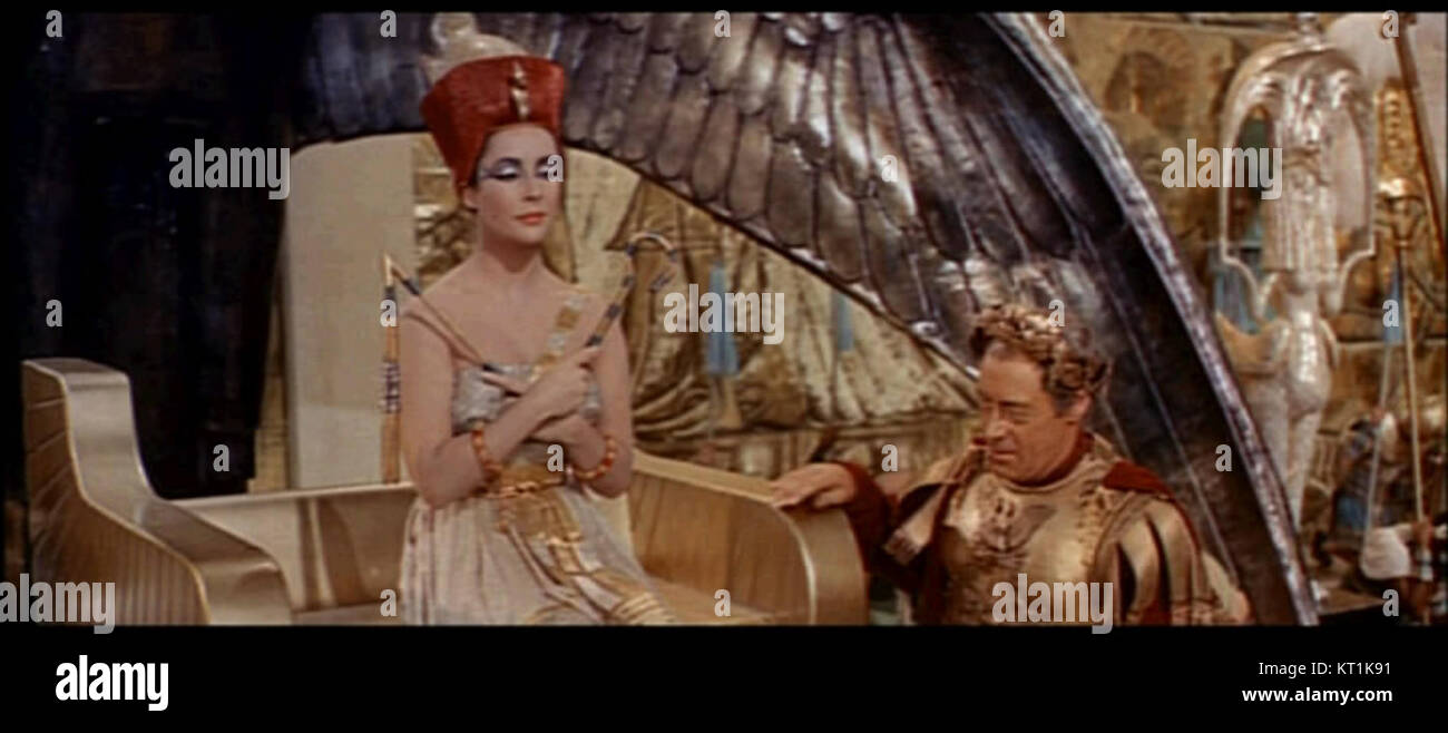 Dieser Screenshot aus dem Film *Cleopatra* aus dem Jahr 1963 zeigt ein Werbebild des Films, das sein üppiges Produktionsdesign und historische Themen zeigt. Stockfoto