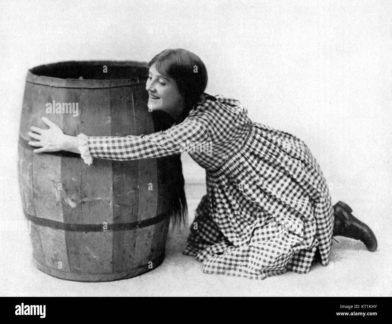 Eine Illustration aus dem Buch *Pollyanna* von Eleanor H. Porter aus dem Jahr 1916, die die Figur Pollyanna in einer klassischen Darstellung zeigt. Die Illustration spiegelt den Charme und Optimismus des literarischen Charakters wider. Stockfoto