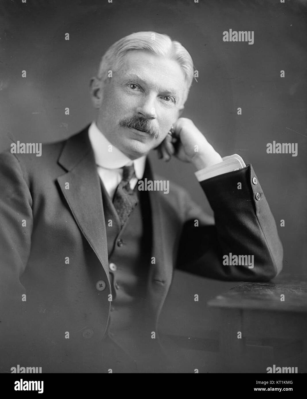 Colville Barclay war eine prominente Persönlichkeit, wahrscheinlich verbunden mit Harris & Ewing, einem berühmten amerikanischen Fotostudio. Das Foto fängt Barclays Rolle ein, möglicherweise in einem öffentlichen oder professionellen Kontext, und veranschaulicht seinen Beitrag zur amerikanischen Kultur des frühen 20. Jahrhunderts. Stockfoto