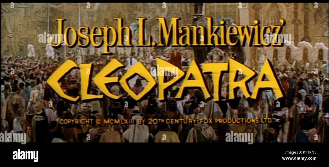 Ein Screenshot aus dem Filmtrailer von „Cleopatra“ aus dem Jahr 1963, der die Pracht und das Drama dieses epischen historischen Films mit Elizabeth Taylor und Richard Burton in den Hauptrollen zeigt. Der Film ist bekannt für seine üppige Produktion und seine ikonischen Szenen. Stockfoto
