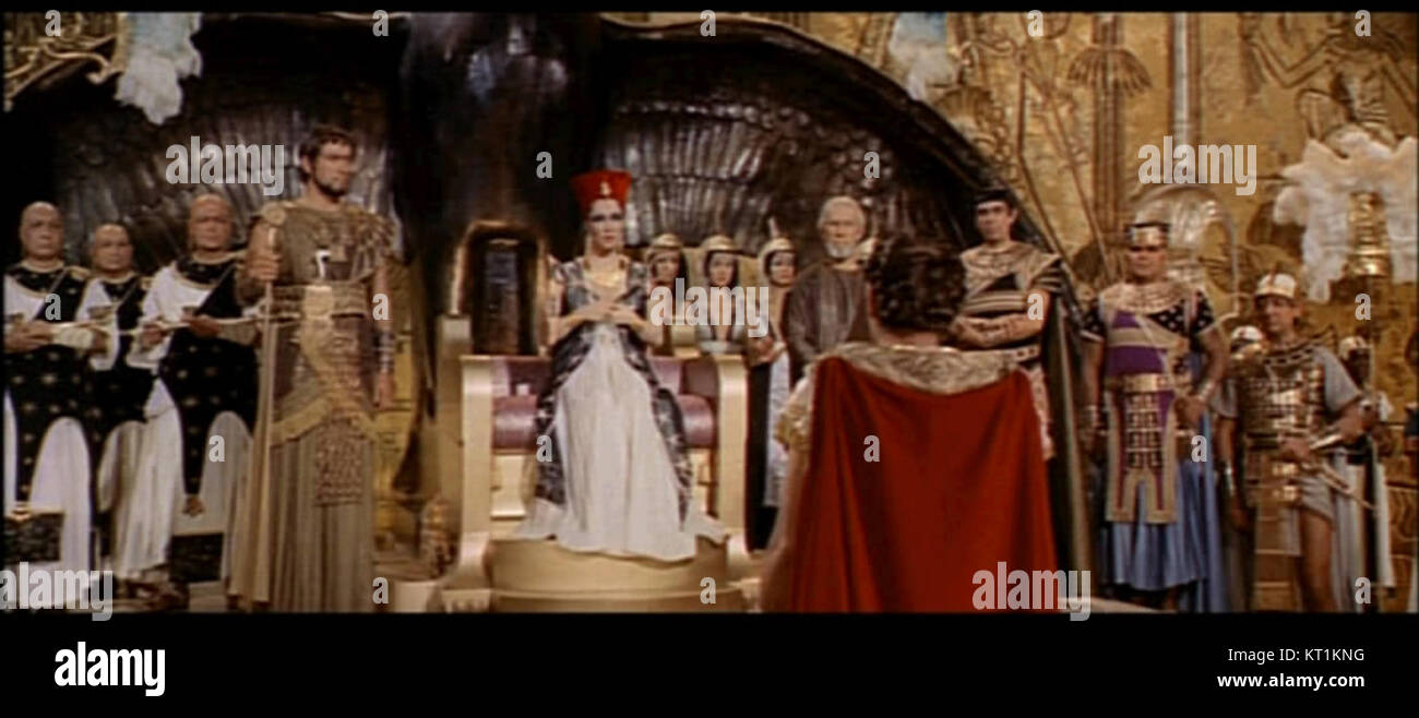 Dieser Screenshot aus dem Trailer des Films „Cleopatra“ aus dem Jahr 1963 zeigt Elizabeth Taylor in ihrer ikonischen Rolle als Königin von Ägypten. Der Film ist bekannt für seine üppige Produktion und sein historisches Drama. Stockfoto