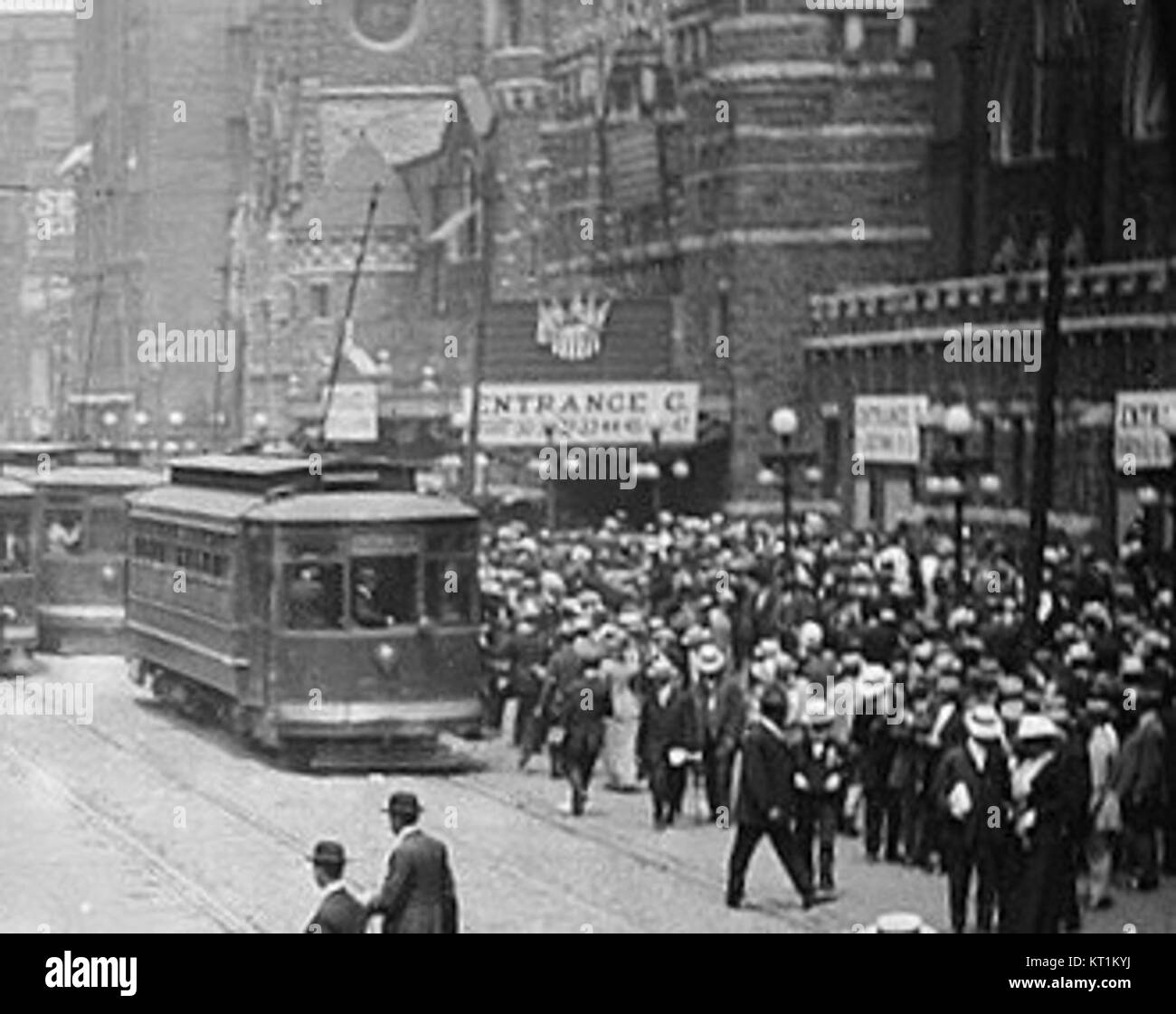 Dieses Bild fängt wahrscheinlich eine Menschenmenge auf einer Tagung in Chicago ein. Es spiegelt ein geselliges Treffen oder eine große Veranstaltung wider, die häufig mit Geschäften, Kultur oder Unterhaltung in der Stadt zusammenhängt. Stockfoto