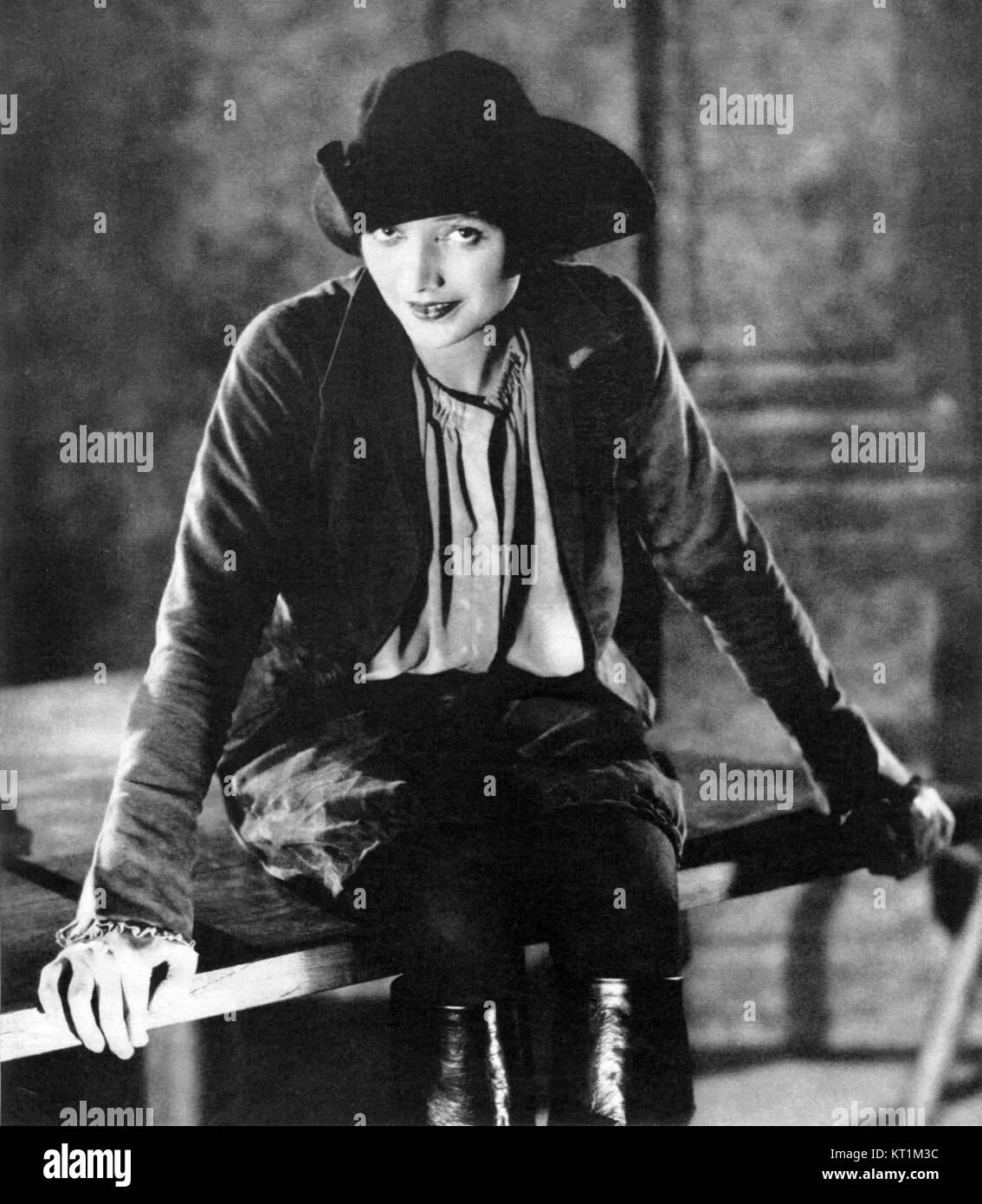 Das Bild aus dem Jahr 1923 zeigt eine Produktion von William Shakespeares Werk der Schauspieler Cornell und will. Es spiegelt das fortwährende Erbe und die Popularität von Shakespeares Theaterstücken im frühen 20. Jahrhundert wider. Stockfoto