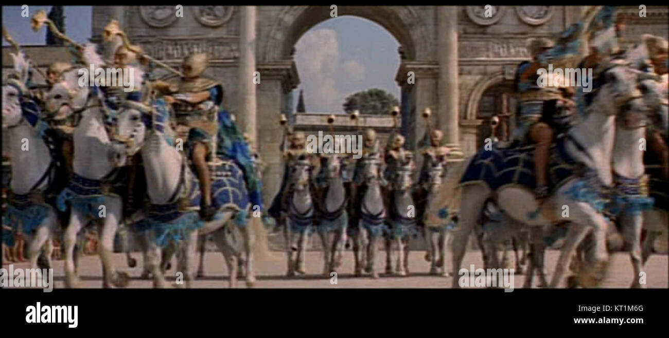 Dieses Bild ist ein Screenshot aus dem Film „Cleopatra“ aus dem Jahr 1963, der eine Szene aus dem Film zeigt. Der Film ist bekannt für seine große Größe, historische Umgebung und die Darstellung der berühmten ägyptischen Königin. Stockfoto